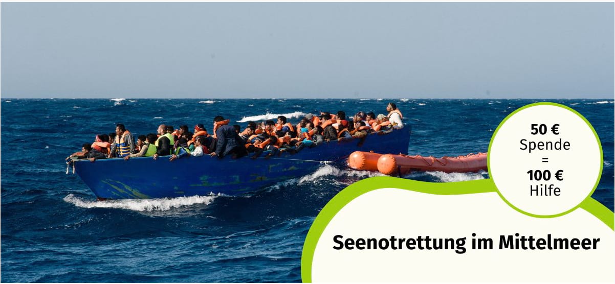 Auszug aus einem Spenden-Newsletter von betterplace: Wir sehen ein Foto von einem blauen Holzboot, auf dem sich ca. 50 Geflüchtete mit orangenen Rettungswesten befinden. Auf der Grafik steht: Seenotrettung im Mittelmeer. 50 € Spende = 100 € Hilfe