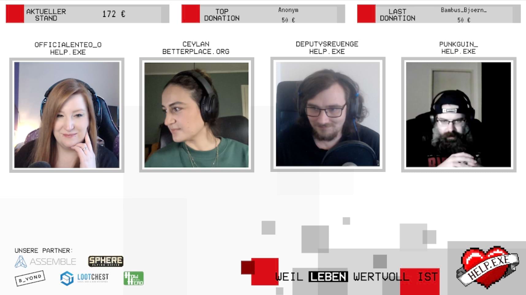 Wir sehen einen Screenshot. Der Screen ist weiß mit drei ausgeschnittenen Fenstern, in die drei Personen eingeblendet sind: Links eine weiße Frau mit rotbraunen glatten Haaren, zwei Piercings an der Unterlippe und großen Kopfhörern auf den Ohren. Darüber steht der Username Officialenteo_o von HELP.EXE. Rechts daneben eine Frau of Colour mit dunklen glatten Haaren, zum Zopf gebunden. Sie trägt einen grünen Pulli und eine Goldkette, trägt Kopfhörer. Darüber steht der Username Ceylan von betterplace.org. Rechts daneben sehen wir einen weißen Mann mit Bart und Brolle in einem schwarzen T-Shirt, ebenfalls mit Kopfhörern. Rechts unten auf dem Screen sehen wir "Unsere Partner:" und darunter die Logos von Assemblem b_yond, Lootchest, Sphere und Hoe Hero. Rechts sehen wir das Herz-Logo von Help.exe und den Slogan "Weil Leben wertvoll ist". Oben auf dem Screen steht "Aktueller Stand: 172 €", "Top Donation: Anonym 56 €" und "Last Donation: Bambus_Bjoern_ 50 €"