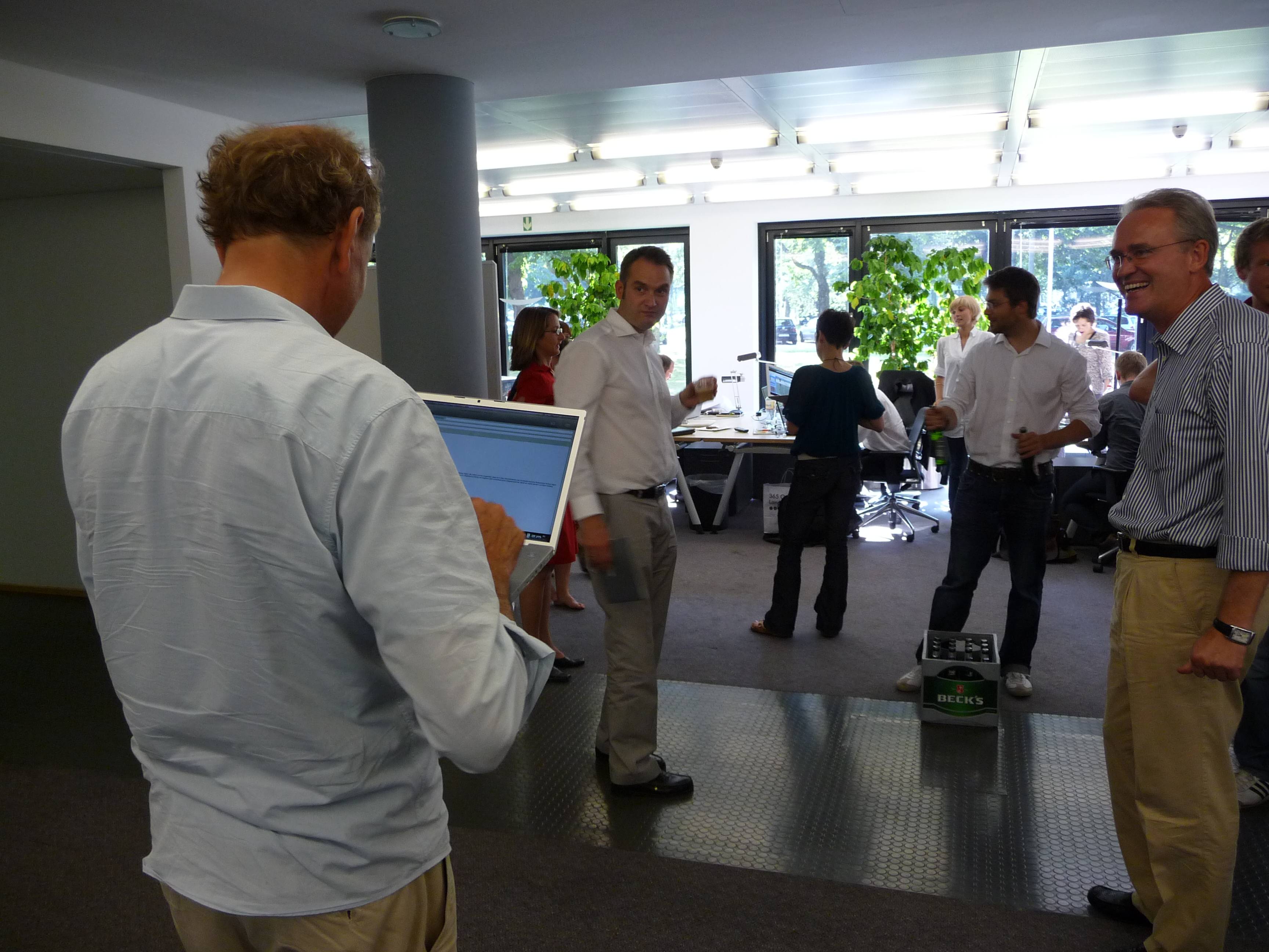 Nach einem langen Arbeitstag wurde gefeiert. Nur manche konnten mit dem Arbeiten einfach nicht mehr aufhören.