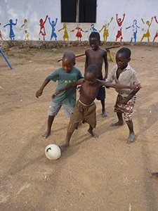 Auch ohne Schuhe macht Fußball spielen Spaß