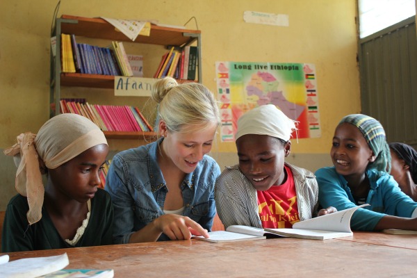 Anne von Coffee Circle zu Besuch in der Schule die aus den Erlösen des Kaffeeverkaufs gebaut werden konnte.