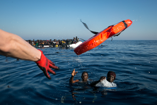 Katastrophe im Mittelmeer. Gemeinsam Seenotretter*innen unterstützen!