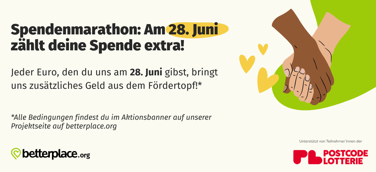 Das Bild wirbt für einen Spendenmarathon am 28. Juni, bei dem jede Spende extra zählt. Das Bild zeigt eine Illustration im modernen Stil auf einem hellen, cremefarbenen Hintergrund. Im oberen linken Bereich steht in großer, fetter schwarzer Schrift die Überschrift 'Spendenmarathon: Am 28. Juni zählt deine Spende extra!'. Die Zahl '28. Juni' ist in einem leuchtend gelben Oval hervorgehoben. Darunter steht in kleinerer schwarzer Schrift: 'Jeder Euro, den du uns am 28. Juni gibst, bringt uns zusätzliches Geld aus dem Fördertopf!*'. Die Sternchen weisen auf eine Fußnote hin. Weiter unten sind die Zeilen '*Alle Bedingungen findest du im Aktionsbanner auf unserer Projektseite auf betterplace.org' in kleinerer, kursiver schwarzer Schrift zu lesen. Links unten befindet sich das grüne Logo von 'betterplace.org'. Der rechte Bereich des Bildes ist von einer großen, stilisierten, hellgrünen Form dominiert, die an eine Welle oder eine abgebrochene Wolke erinnert. Darauf sind zwei Hände zu sehen, die sich gefasst halten. Die eine Hand hat eine dunklere Hautfarbe, die andere eine hellere, was Vielfalt und Zusammenhalt symbolisiert. Die Finger sind detailliert gezeichnet, mit angedeuteten Nägeln. Um die Hände herum sind drei kleine, gelbe Herzformen angeordnet, die auf die Liebe und Unterstützung hinweisen, die durch die Spenden ermöglicht wird. Unter der grünen Form und den Händen steht in kleiner grauer Schrift 'Unterstützt von Teilnehmer innen der'. Darunter befindet sich das rote Logo der 'POSTCODE LOTTERIE' mit den Buchstaben 'PL' in einem stilisierten Herz und daneben der vollständige Schriftzug.