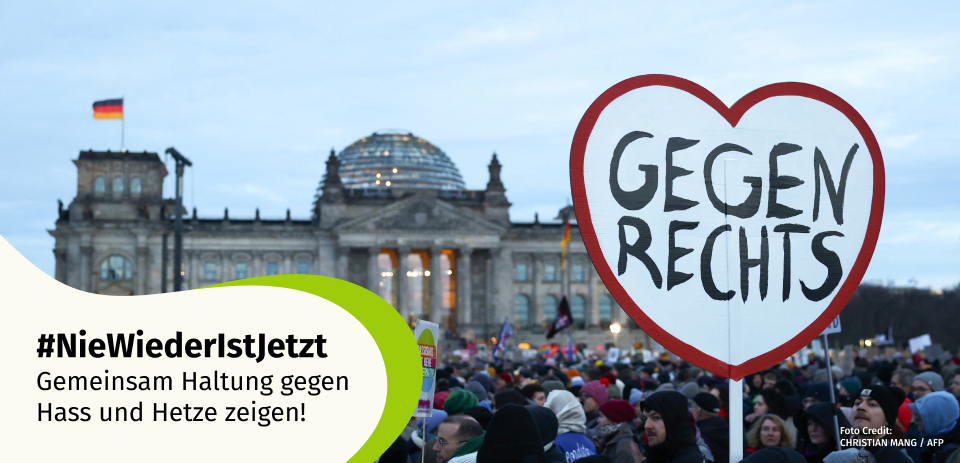 Eine Menschenmenge demonstriert vor dem Reichstag in Berlin. Auf einem Protestschild steht 'Gegen rechts' und in einer organischen Form unten links in der Ecke steht der Text: '#NieWiederIstJetzt Gemeinsam Haltung gegen Hass und Hetze zeigen!' 